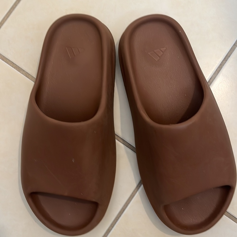 ADIDAS YEEZY SLIDES